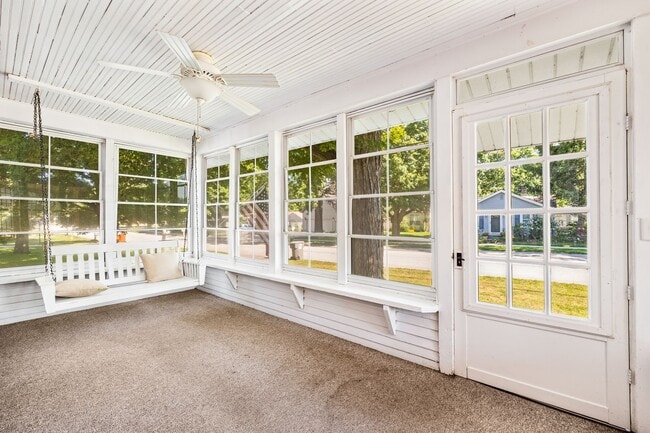 Building Photo - Charming 3 Bedroom, 2 Bath Home with Abund...