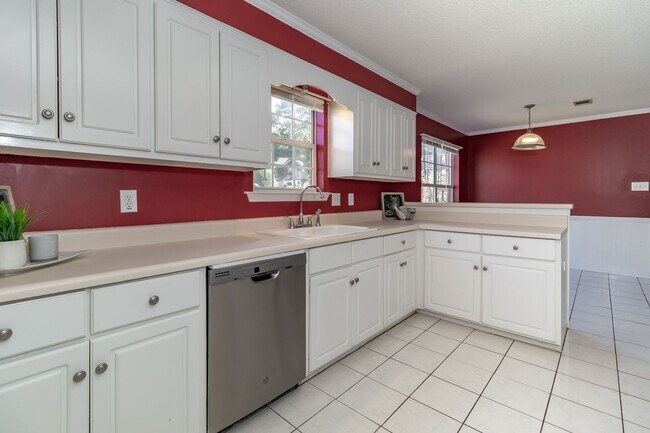 Building Photo - Beautiful 4 Bedroom, 2 Bath home with Large Yard