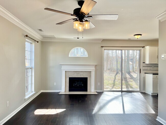 Building Photo - UPDATED, 4 Bedrooms!