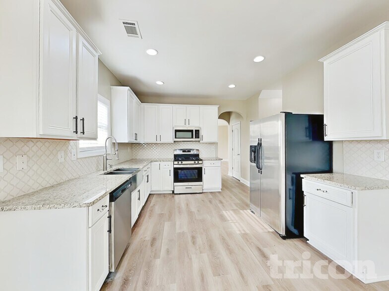 Building Photo - 905 Southfork Dr