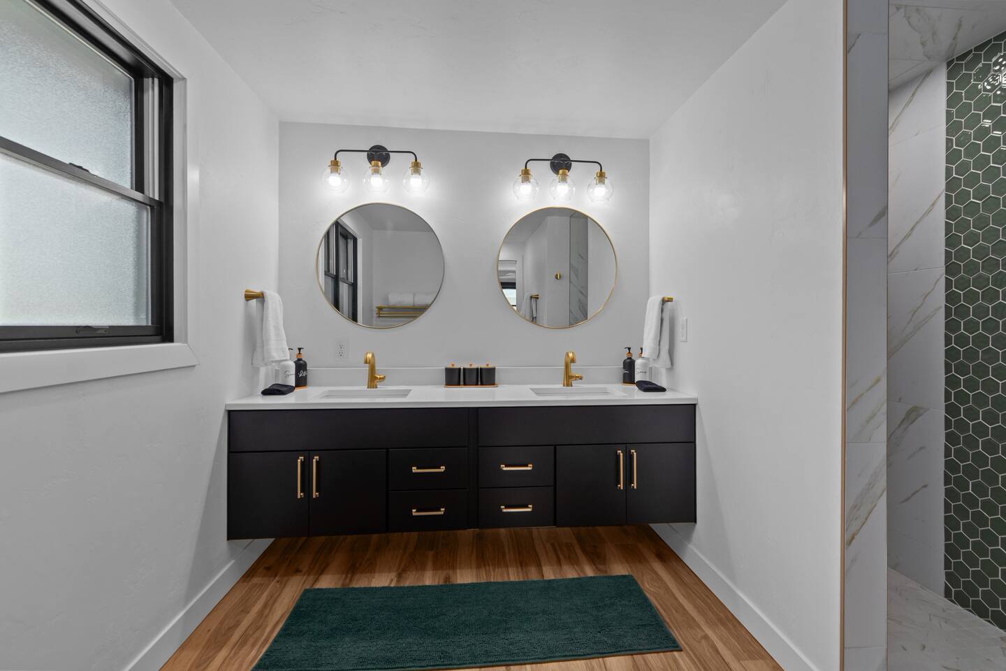 Building Photo - 1095 April Ln