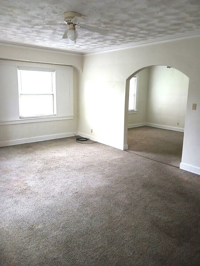 Building Photo - 4 bedroom 2 full baths Upper Northside Youngstown
