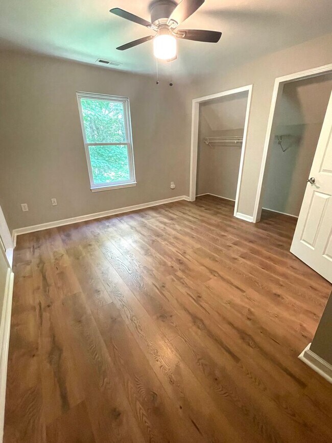 Building Photo - 3 Bed, 2.5 Bath Home For Rent in Fairview