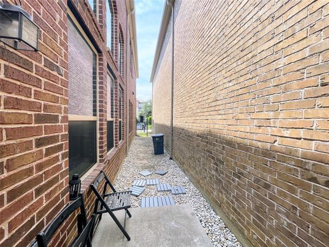 Building Photo - 6622 DeLeon St