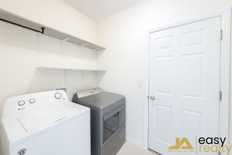 Building Photo - 2220 NE 5th Ave