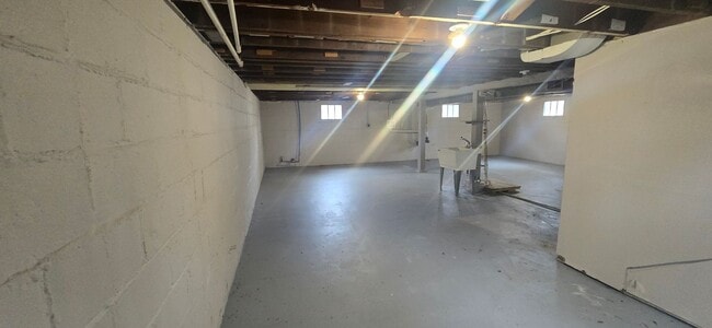 Building Photo - 1590 W. Waggoner-- 2 bed, 1 bath