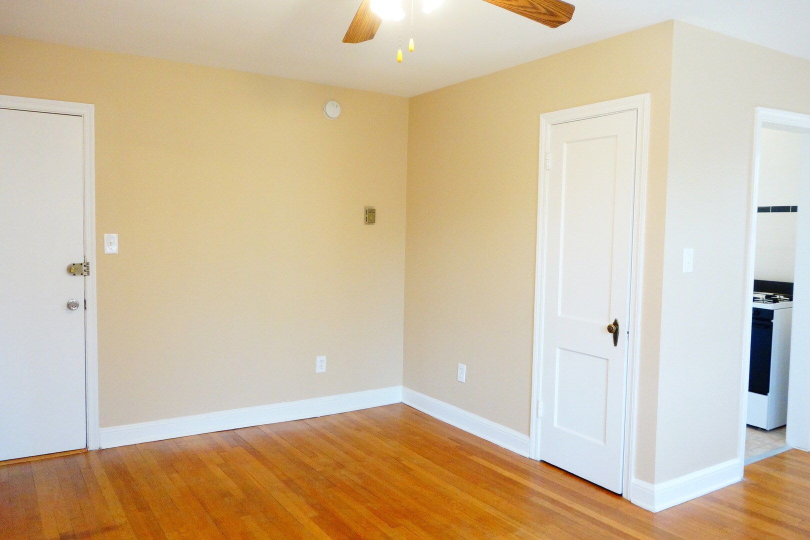 Building Photo - Beautifully Updated Apartments in a Quiet Garden-Style Building