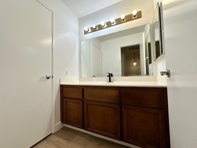 Building Photo - Cozy Beautiful Townhouse for Rent