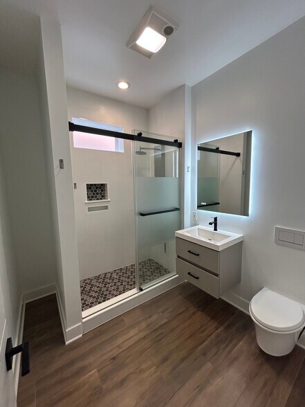 Bathroom - 4833 N Central Park Ave