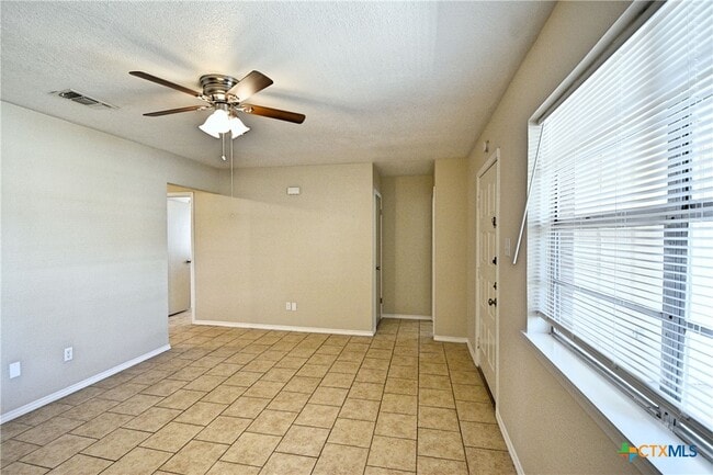 Building Photo - 525 Buttercup Ln