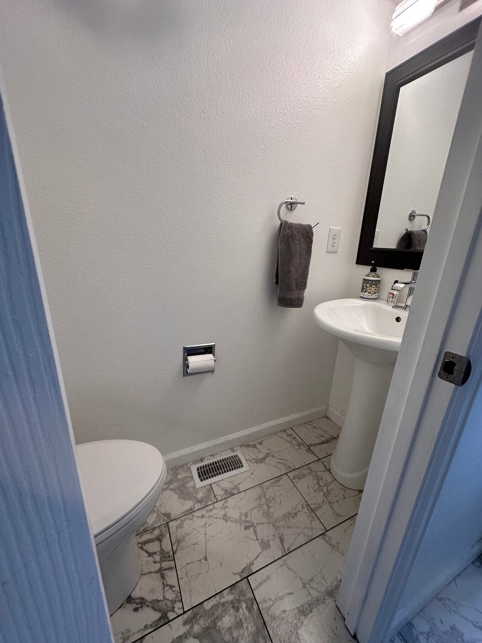 Powder Room - 5536 W 115th Pl