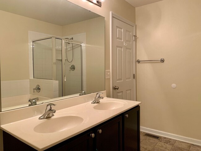 Building Photo - RENT READY Townhome Convenient to I440 & I...