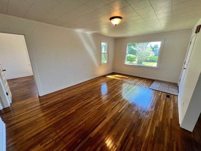 Primary Photo - Adorable Shadle Bungalow - 2 Bed, 1 Bath +...