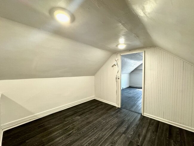 Building Photo - 5 bed/2 bath Mins. from UC Campus for Only...