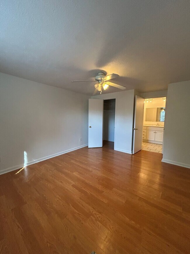 Building Photo - Ground Floor 1 BR/1 BA in Secured Bldg!