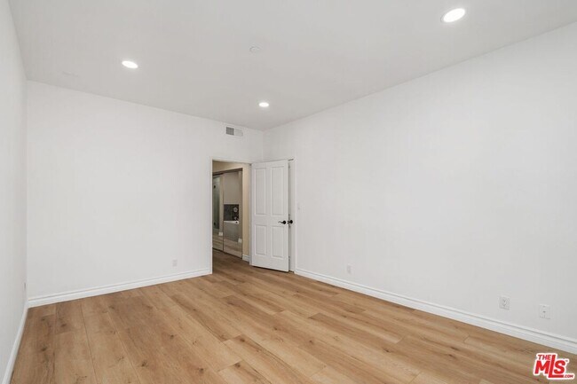 Building Photo - 117 S Clark Dr
