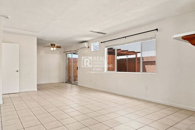 Building Photo - 3009 Canyon Crest Dr