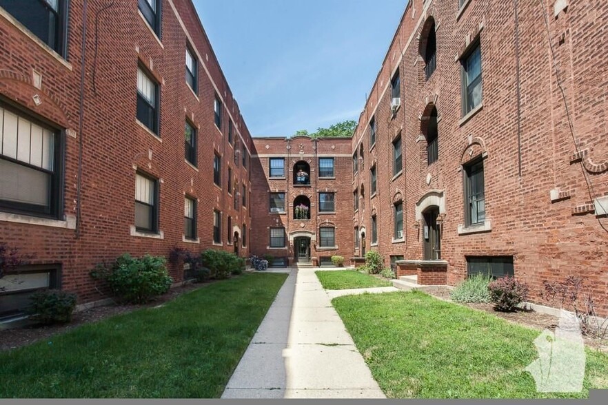 Building Photo - 2876 N Clark St