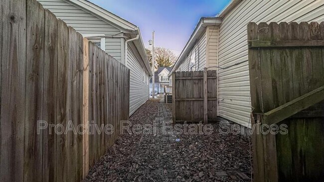 Building Photo - 3027 Peronne Ave
