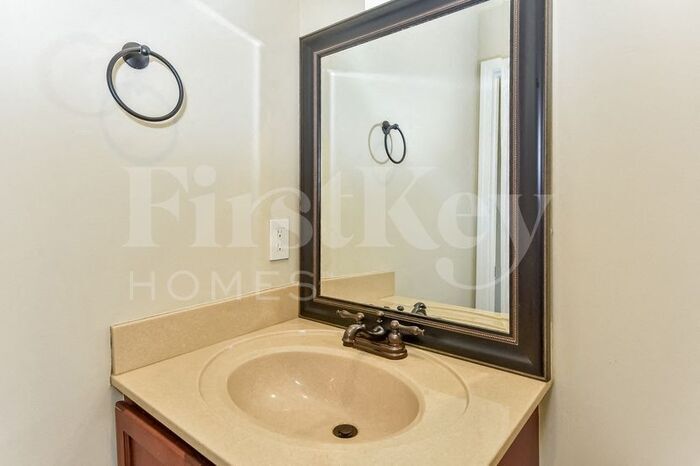 Building Photo - 758 Cavalier Dr