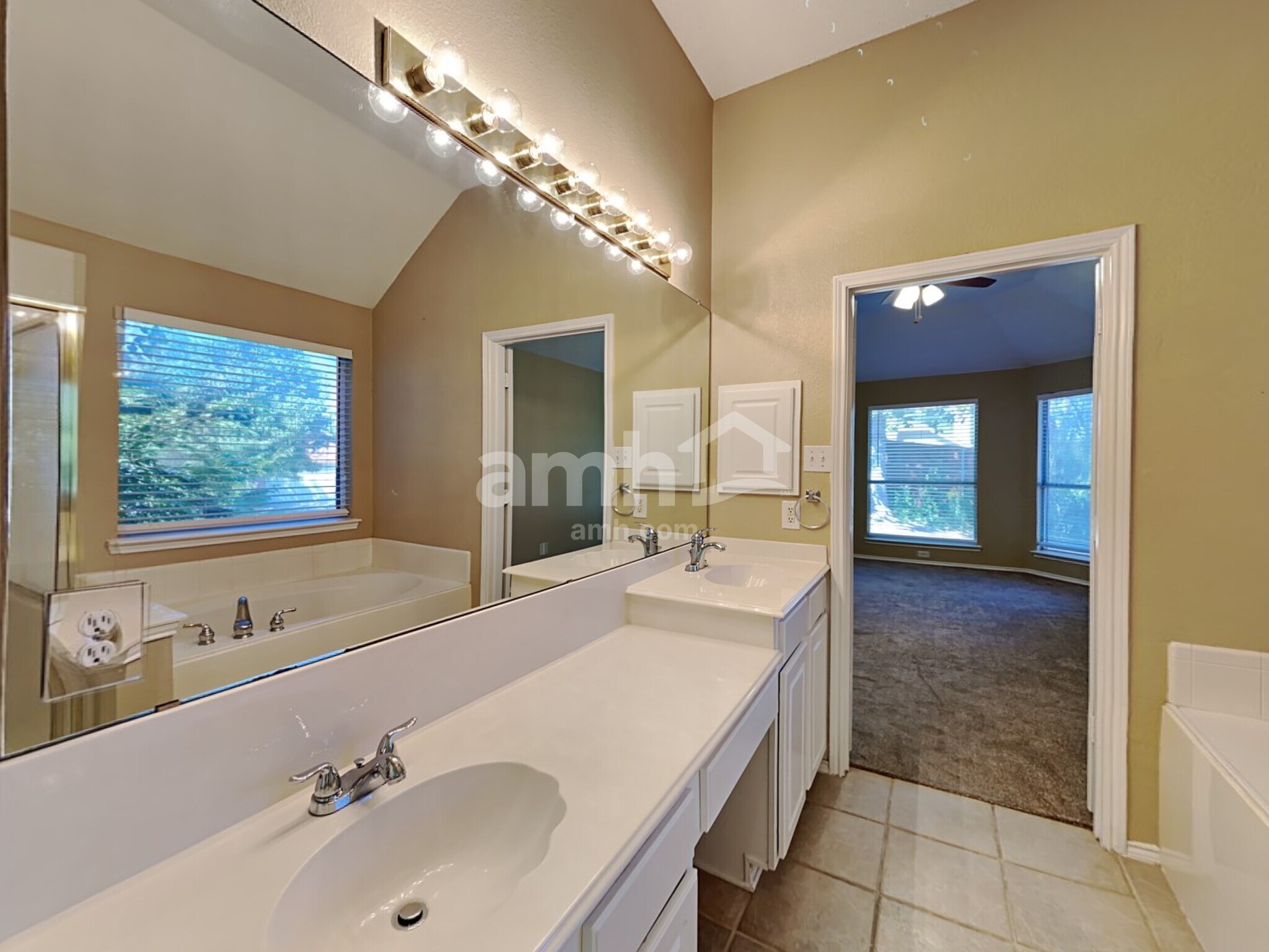 Building Photo - 6215 Hillside Ln