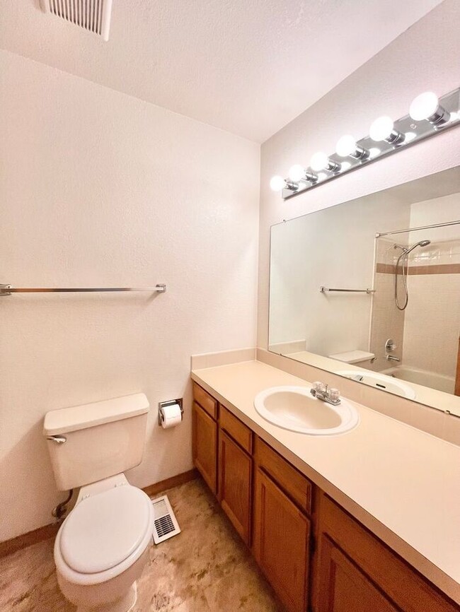 Building Photo - Spacious 4 Bed 3 Bath Home with 2-Car Atta...