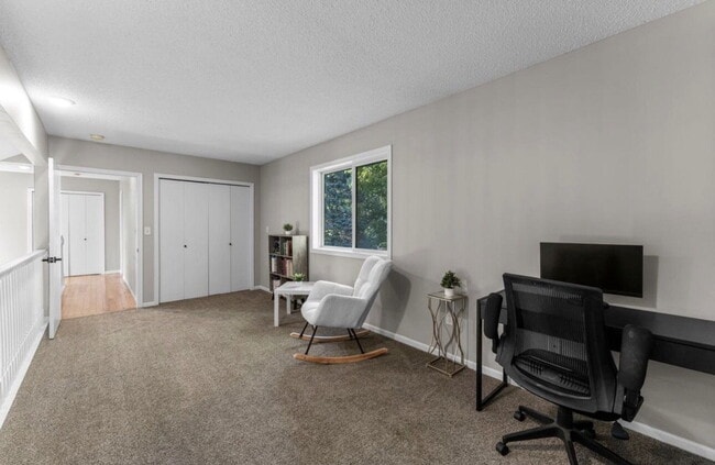 Building Photo - Elegant 3-Bed Single Family with Fireplace & Hardwood Floors in Shakopee – 2345 Sq Ft of Comfort