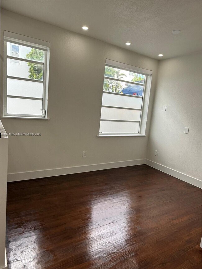 Building Photo - 723 2nd St
