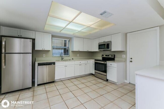 Building Photo - 1130 FOXWOOD DR, LUTZ, FL 33549