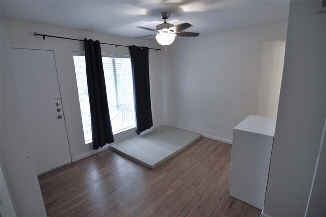 Building Photo - 2207 Leon St