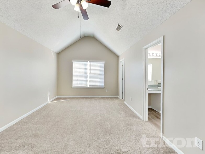 Building Photo - 2135 Mulberry Ln