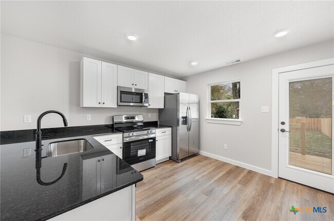 Building Photo - 323 S Burnet St