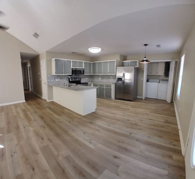 Building Photo - 3 Bed/ 3 Bath located just off South Lamar Immediate Move in