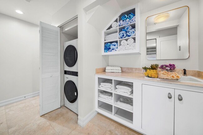 Building Photo - 514 N Birch Rd