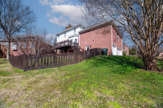 Building Photo - Spacious home situated on a fantastic cul-...