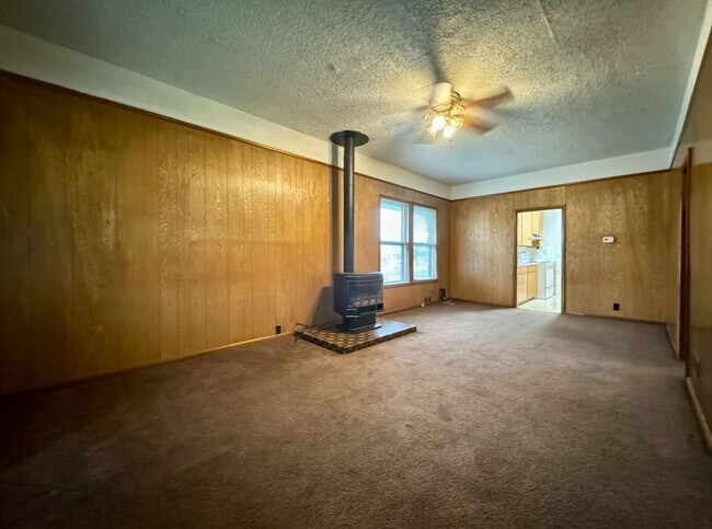 Building Photo - Vintage Living In Montavilla~ Front Porch~ Unfinished Basement~ Large Fully Fenced Yard