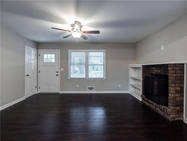 Building Photo - 4745 Hillside Dr
