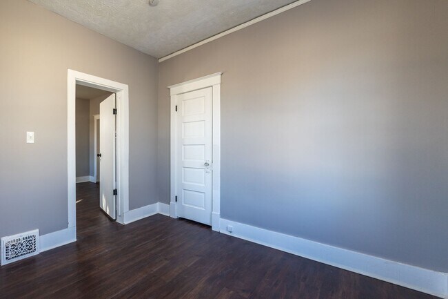 Building Photo - An Adorable 2BD/1BA Home That Has Been Renovated