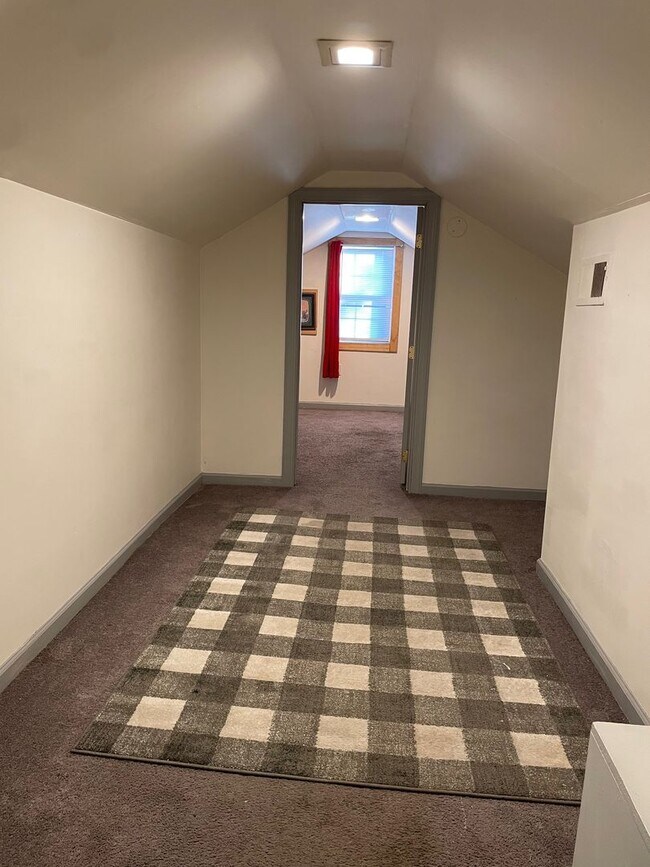 Building Photo - 1098