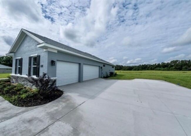 Building Photo - Executive 4/3 Rental