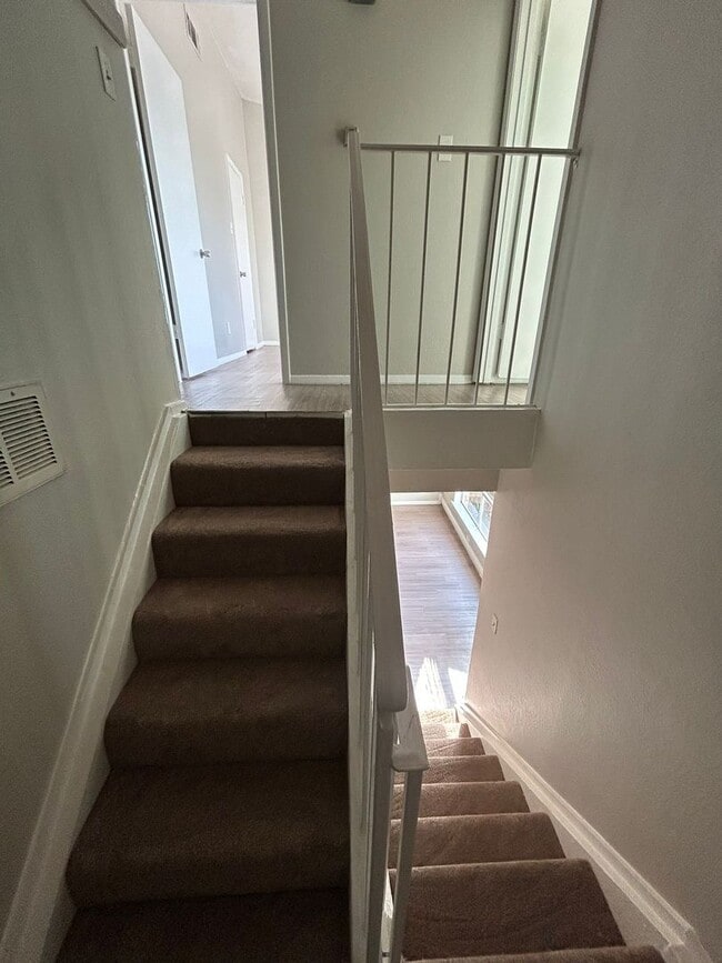 Building Photo - Enjoy a convenient and stylish living!