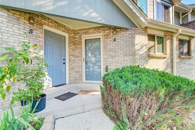 Building Photo - $2,400 - 2-Bed, 1.5-Bath Townhome in Lakewood Updated Throughout, With Garage + AC, Near Bear Cre...