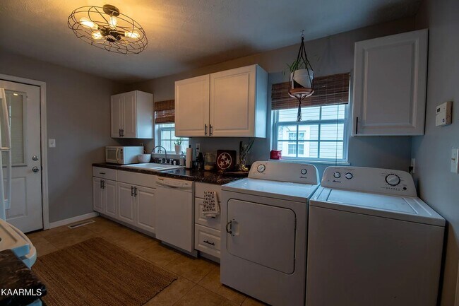 Building Photo - Updated North Knoxville Gem | Massive Fenced Yard & Prime Location!