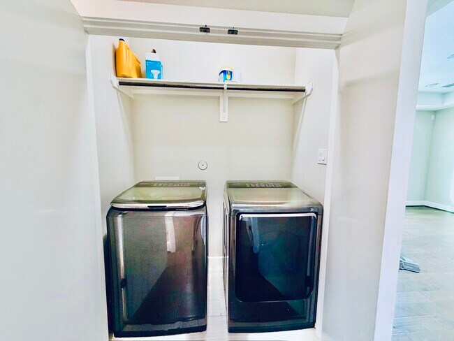 Building Photo - 2632 Bastrop St