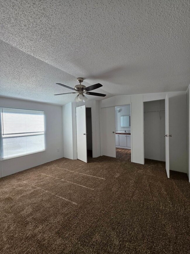 Building Photo - Ready to Move in