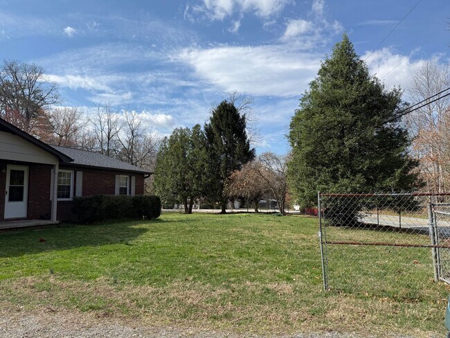 Building Photo - 3-bedroom, 2-bath brick ranch in Black Mountain
