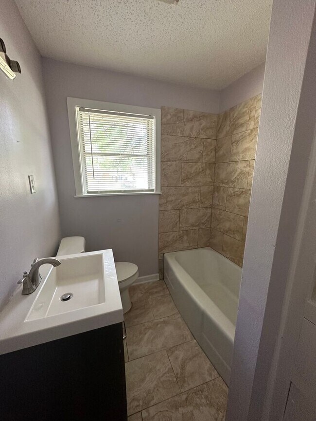 Building Photo - Updated 3 Bedroom home in Central Park