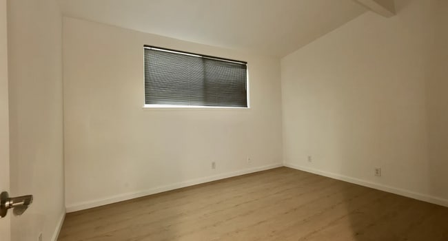 Building Photo - Updated Large 3 bedroom 2 bathroom home
