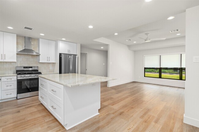 Building Photo - 9606 Pine Lake Dr