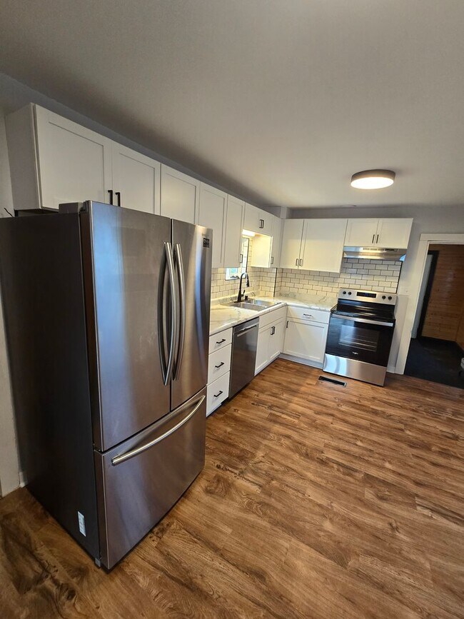 Building Photo - Beautiful 4 bed / 2 bath with garage and fenced yard on north side!